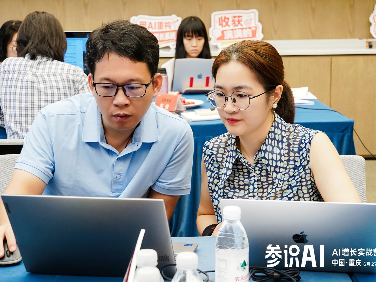参识AI企业AI增长重构工作坊现场：企业团队围绕业务场景讨论AI落地